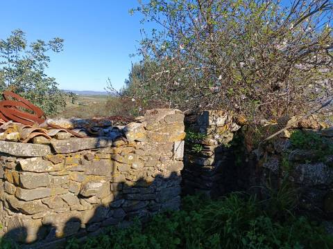 MORADIA EM PEDRA, RUINA COM TERRENO DE 230 M2 - BALURCOS - ALCOUTIM - ALGARVE