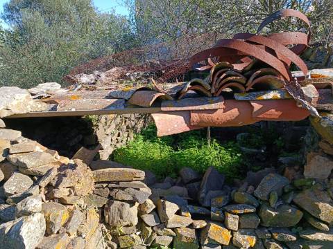 MORADIA EM PEDRA, RUINA COM TERRENO DE 230 M2 - BALURCOS - ALCOUTIM - ALGARVE