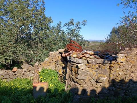 MORADIA EM PEDRA, RUINA COM TERRENO DE 230 M2 - BALURCOS - ALCOUTIM - ALGARVE