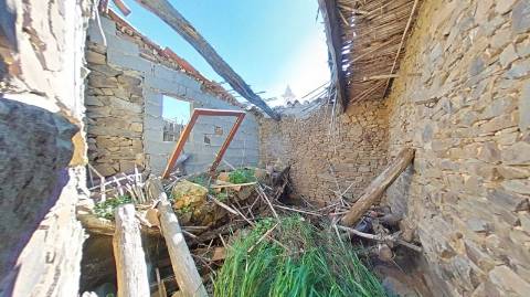 MORADIA EM PEDRA, RUINA COM TERRENO DE 230 M2 - BALURCOS - ALCOUTIM - ALGARVE