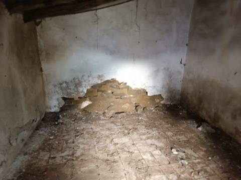 MORADIA DE ALDEIA - COM 37 M2 - PARA RECONSTRUIR - CORTE DA SEDA - ALCOUTIM - ALGARVE