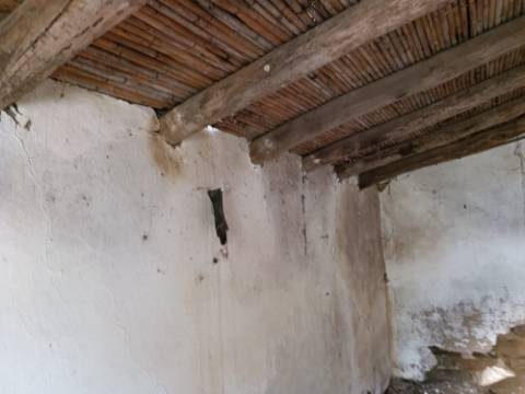 MORADIA DE ALDEIA - COM 37 M2 - PARA RECONSTRUIR - CORTE DA SEDA - ALCOUTIM - ALGARVE
