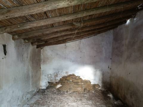 MORADIA DE ALDEIA - COM 37 M2 - PARA RECONSTRUIR - CORTE DA SEDA - ALCOUTIM - ALGARVE
