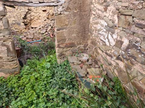 MORADIA DE ALDEIA - COM 37 M2 - PARA RECONSTRUIR - CORTE DA SEDA - ALCOUTIM - ALGARVE