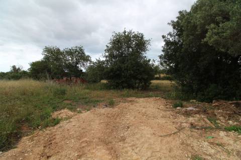 Terreno com 23332 m2 com viabilidade de construção de 61 apartamentos com 6249 m2 de área de construção sito nas Ferreiras em Albufeira