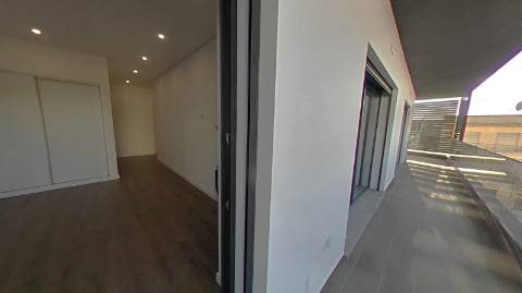 Apartamento T2 com piscina no terraço e garagem na cave - Novo - Olhão.