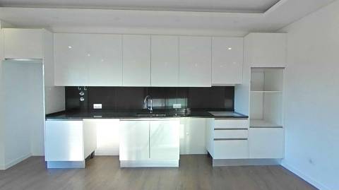 Apartamento T2 com piscina no terraço e garagem na cave - Novo - Olhão.