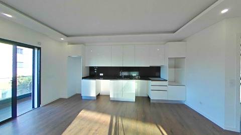 Apartamento T2 com piscina no terraço e garagem na cave - Novo - Olhão.