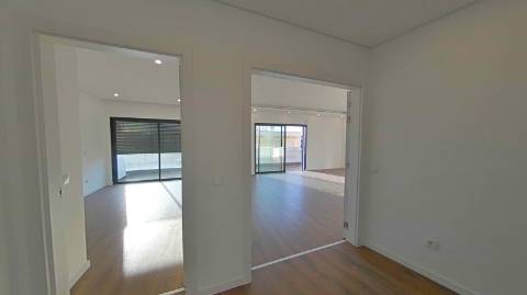 Apartamento T2 com piscina no terraço e garagem na cave - Novo - Olhão.