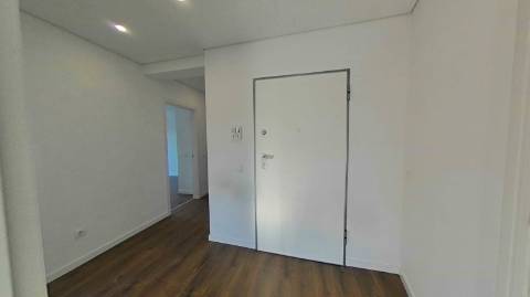 Apartamento T2 com piscina no terraço e garagem na cave - Novo - Olhão.