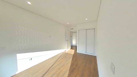 Apartamento T2 com piscina no terraço e garagem na cave - Novo - Olhão.