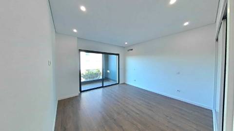 Apartamento T2 com piscina no terraço e garagem na cave - Novo - Olhão.