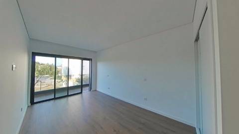 Apartamento T2 com piscina no terraço e garagem na cave - Novo - Olhão.