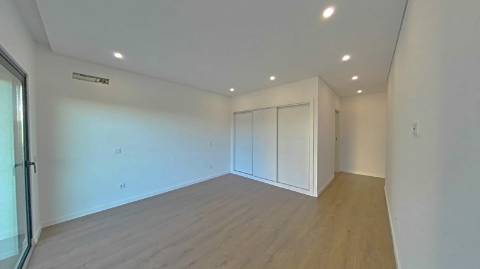 Apartamento T2 com piscina no terraço e garagem na cave - Novo - Olhão.