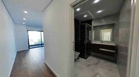 Apartamento T2 com piscina no terraço e garagem na cave - Novo - Olhão.