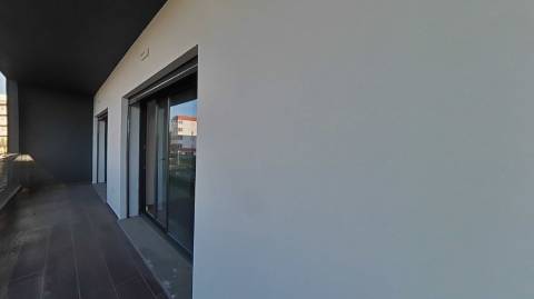 Apartamento T2 com piscina no terraço e garagem na cave - Novo - Olhão.