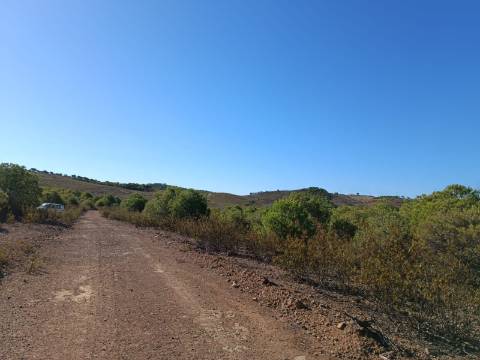 TERRENO COM 74.680 M2 - COM LAGO - POSSIBILIDADE DE CONSTRUÇÃO - TURISMO E HABITAÇÃO - PRÓXIMO A ALCARIA QUEIMADA - MONTE DAS PREGUIÇAS EM VAQUEIROS - ALCOUTIM