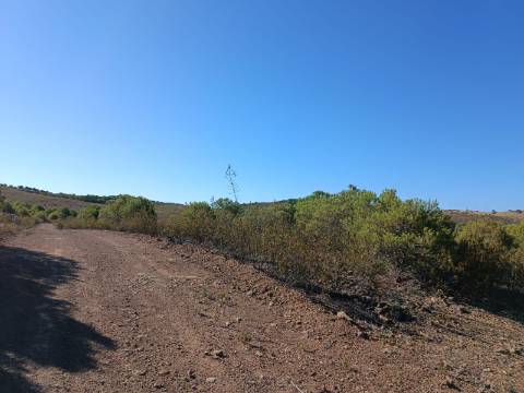 TERRENO COM 74.680 M2 - COM LAGO - POSSIBILIDADE DE CONSTRUÇÃO - TURISMO E HABITAÇÃO - PRÓXIMO A ALCARIA QUEIMADA - MONTE DAS PREGUIÇAS EM VAQUEIROS - ALCOUTIM