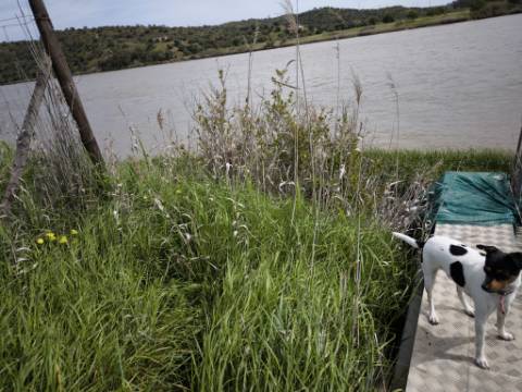 TERRENO COM 1.360 M2 - COM FURO - ÁGUA E ELETRICIDADE - JUNTO AO RIO GUADIANA - FOZ DE ODELEITE - CASTRO MARIM - ALGARVE