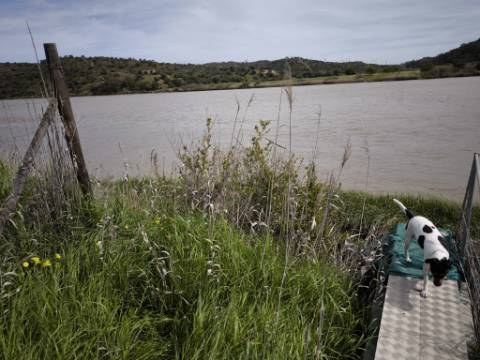 TERRENO COM 1.360 M2 - COM FURO - ÁGUA E ELETRICIDADE - JUNTO AO RIO GUADIANA - FOZ DE ODELEITE - CASTRO MARIM - ALGARVE