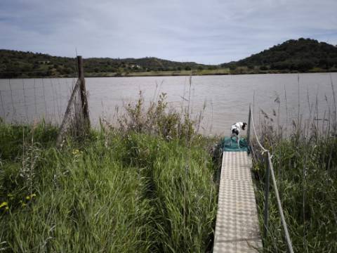 TERRENO COM 1.360 M2 - COM FURO - ÁGUA E ELETRICIDADE - JUNTO AO RIO GUADIANA - FOZ DE ODELEITE - CASTRO MARIM - ALGARVE