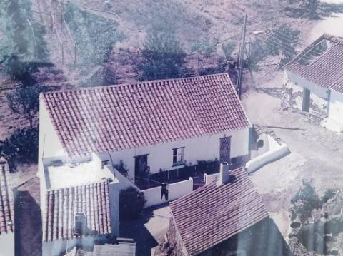 MORADIA TÉRREA - ISOLADA - COM FURO - COM TERRENO DE 600 M2 - CORTE PEQUENA - ODELEITE - CASTRO MARIM