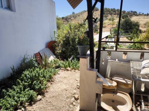 MORADIA TÉRREA - ISOLADA - COM FURO - COM TERRENO DE 600 M2 - CORTE PEQUENA - ODELEITE - CASTRO MARIM