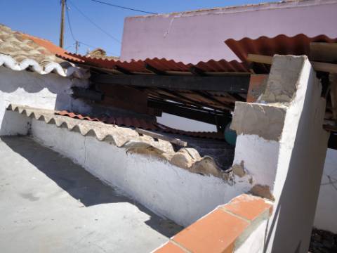 MORADIA TÉRREA - ISOLADA - COM FURO - COM TERRENO DE 600 M2 - CORTE PEQUENA - ODELEITE - CASTRO MARIM