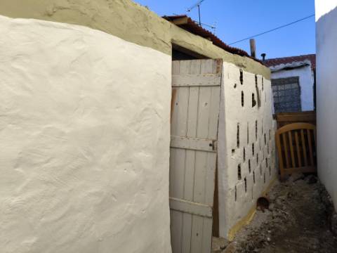 MORADIA TÉRREA - ISOLADA - COM FURO - COM TERRENO DE 600 M2 - CORTE PEQUENA - ODELEITE - CASTRO MARIM