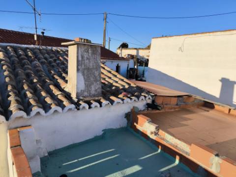 MORADIA TÉRREA - ISOLADA - COM FURO - COM TERRENO DE 600 M2 - CORTE PEQUENA - ODELEITE - CASTRO MARIM