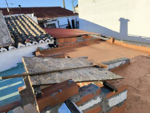 MORADIA TÉRREA - ISOLADA - COM FURO - COM TERRENO DE 600 M2 - CORTE PEQUENA - ODELEITE - CASTRO MARIM