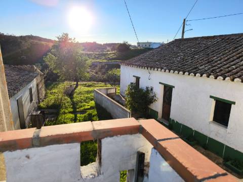 MORADIA TÉRREA - ISOLADA - COM FURO - COM TERRENO DE 600 M2 - CORTE PEQUENA - ODELEITE - CASTRO MARIM