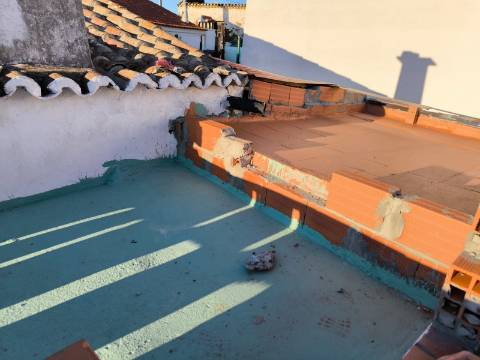 MORADIA TÉRREA - ISOLADA - COM FURO - COM TERRENO DE 600 M2 - CORTE PEQUENA - ODELEITE - CASTRO MARIM