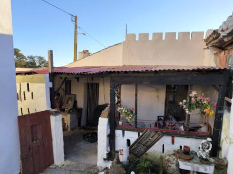 MORADIA TÉRREA - ISOLADA - COM FURO - COM TERRENO DE 600 M2 - CORTE PEQUENA - ODELEITE - CASTRO MARIM