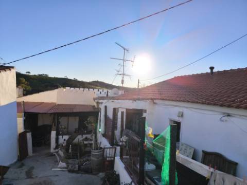 MORADIA TÉRREA - ISOLADA - COM FURO - COM TERRENO DE 600 M2 - CORTE PEQUENA - ODELEITE - CASTRO MARIM