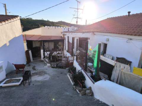 MORADIA TÉRREA - ISOLADA - COM FURO - COM TERRENO DE 600 M2 - CORTE PEQUENA - ODELEITE - CASTRO MARIM