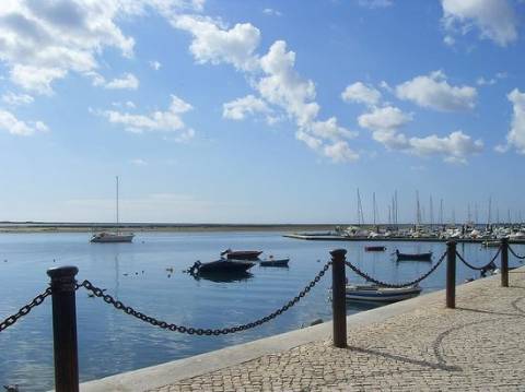 Terreno com projeto para construção de 3 blocos de apartamentos.