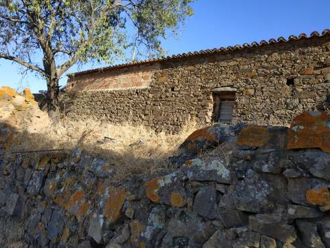 RUÍNA COM TERRENO E VISTA MAR NO MAGOITO EM ODELEITE - CASTRO MARIM