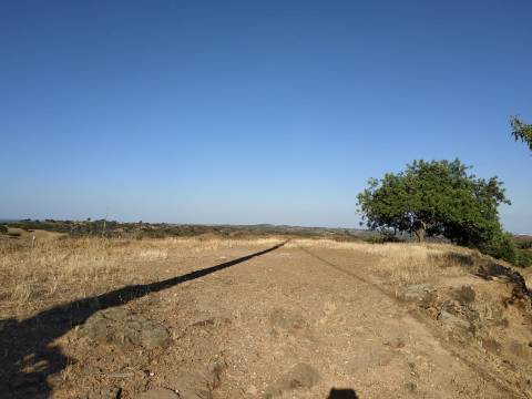 RUÍNA COM TERRENO E VISTA MAR NO MAGOITO EM ODELEITE - CASTRO MARIM