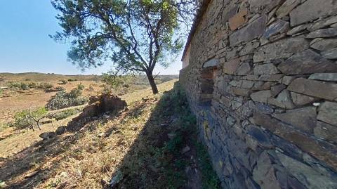RUÍNA COM TERRENO E VISTA MAR NO MAGOITO EM ODELEITE - CASTRO MARIM