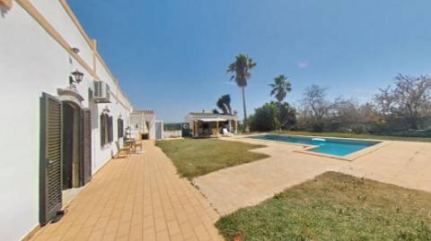 Moradia Típica T3 com piscina.