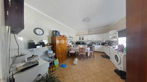 Moradia Típica T3 com piscina.