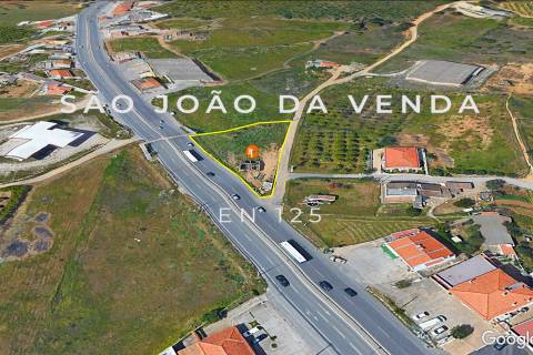 Terreno com uma ruina e viabilidade de construção de uma moradia com 300 m2 em São João da Venda, Loulé