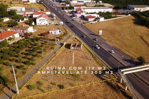 Terreno com uma ruina e viabilidade de construção de uma moradia com 300 m2 em São João da Venda, Loulé