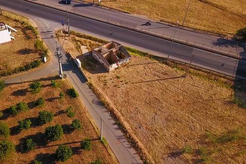 Terreno com uma ruina e viabilidade de construção de uma moradia com 300 m2 em São João da Venda, Loulé