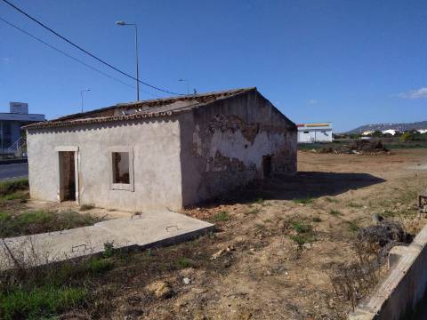 Terreno com uma ruina e viabilidade de construção de uma moradia com 300 m2 em São João da Venda, Loulé