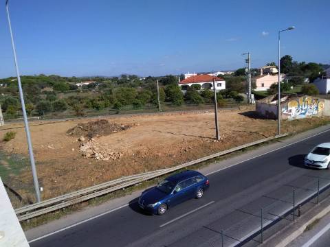 Terreno com uma ruina e viabilidade de construção de uma moradia com 300 m2 em São João da Venda, Loulé