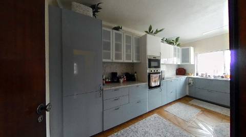 Fantástica moradia de 3 pisos com garagem, logradouro e jardim!