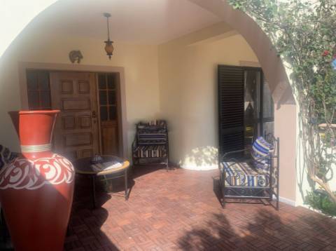 Fantástica moradia de 3 pisos com garagem, logradouro e jardim!