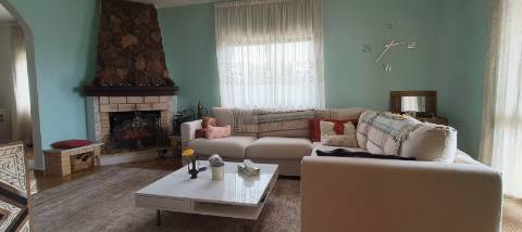 Fantástica moradia de 3 pisos com garagem, logradouro e jardim!